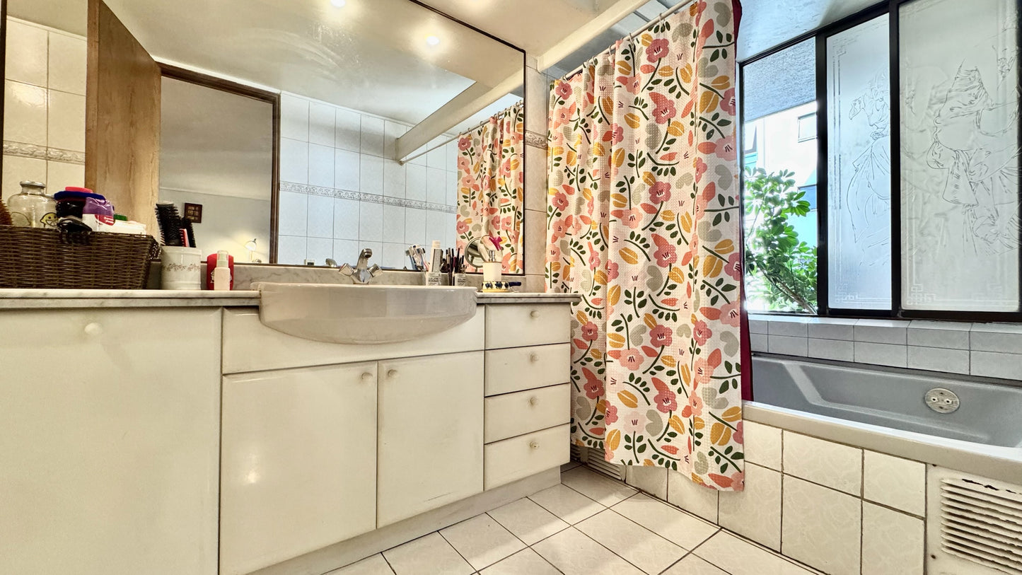 Orientación Oriente 2 Bodegas Y 2 Estacionamientos