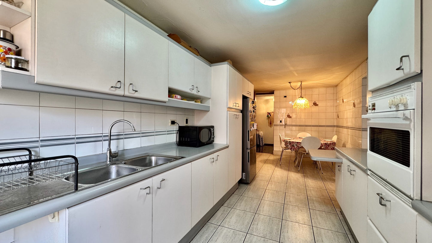 Orientación Oriente 2 Bodegas Y 2 Estacionamientos